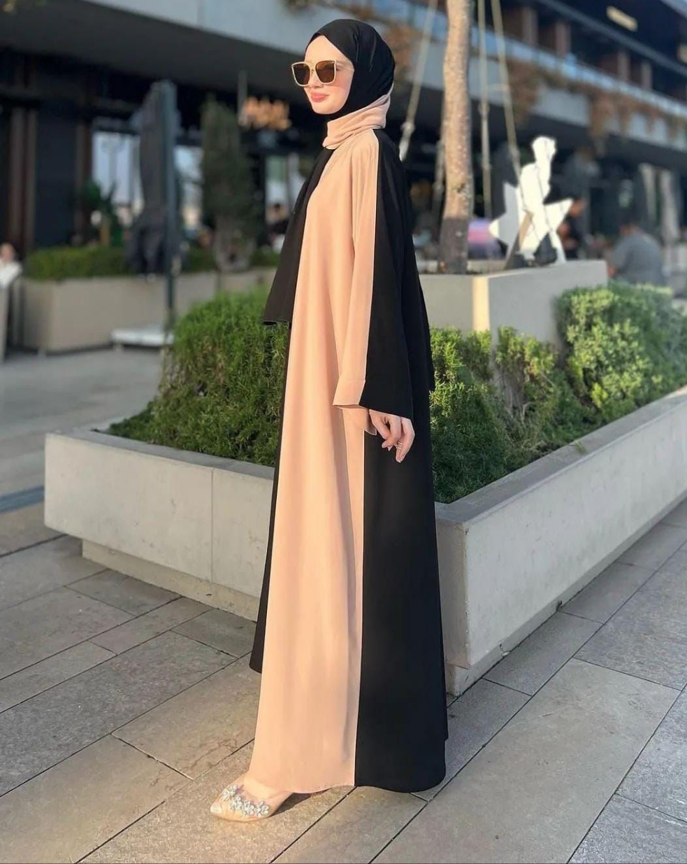 Graceful Abaya With Staller