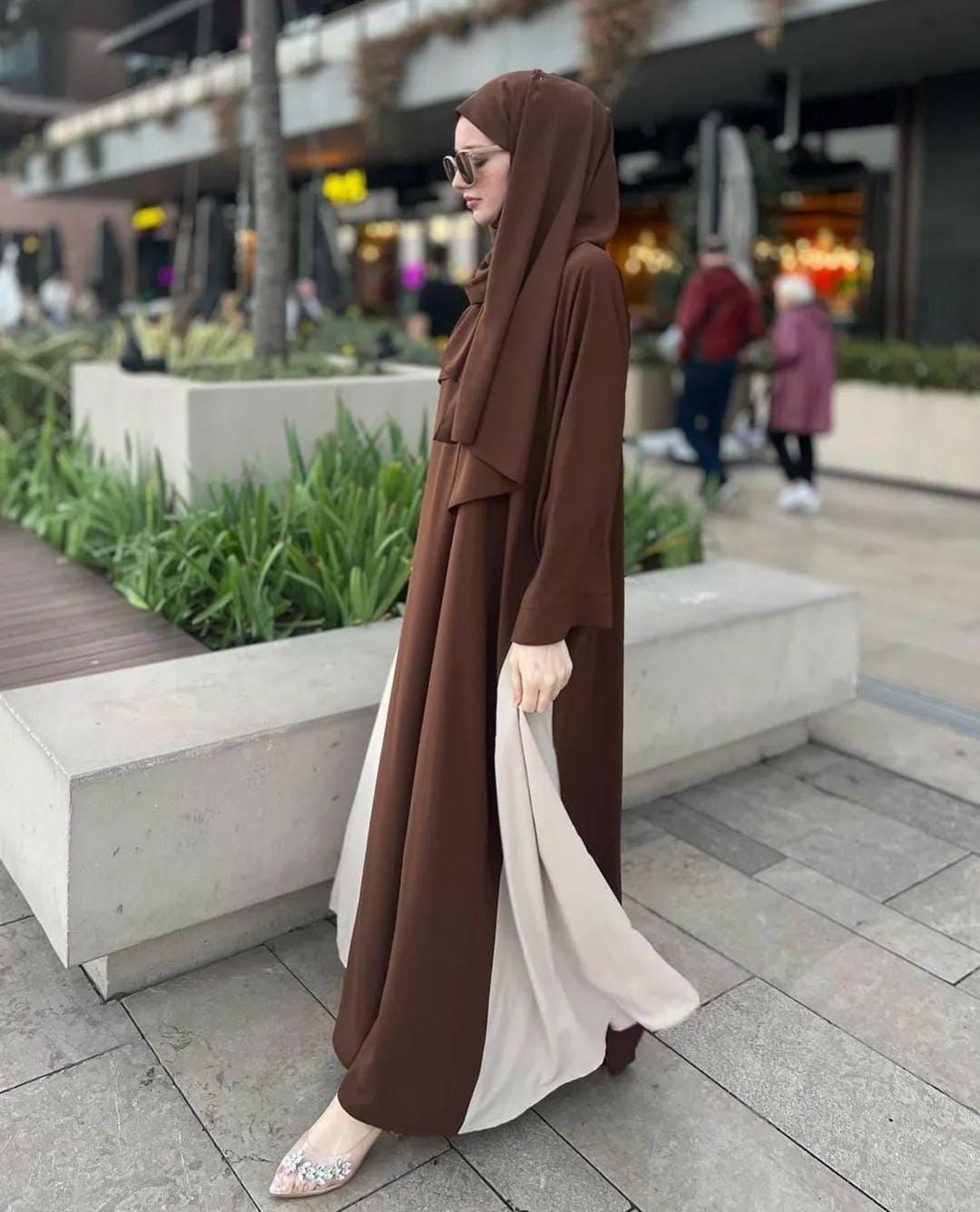 Graceful Abaya With Staller