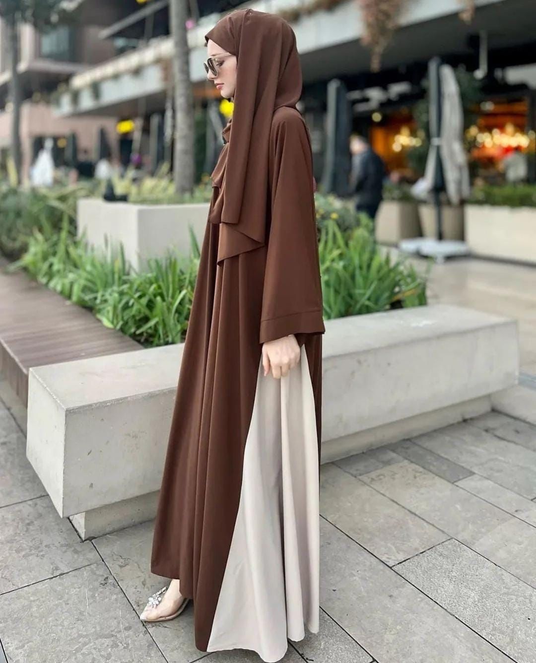 Graceful Abaya With Staller