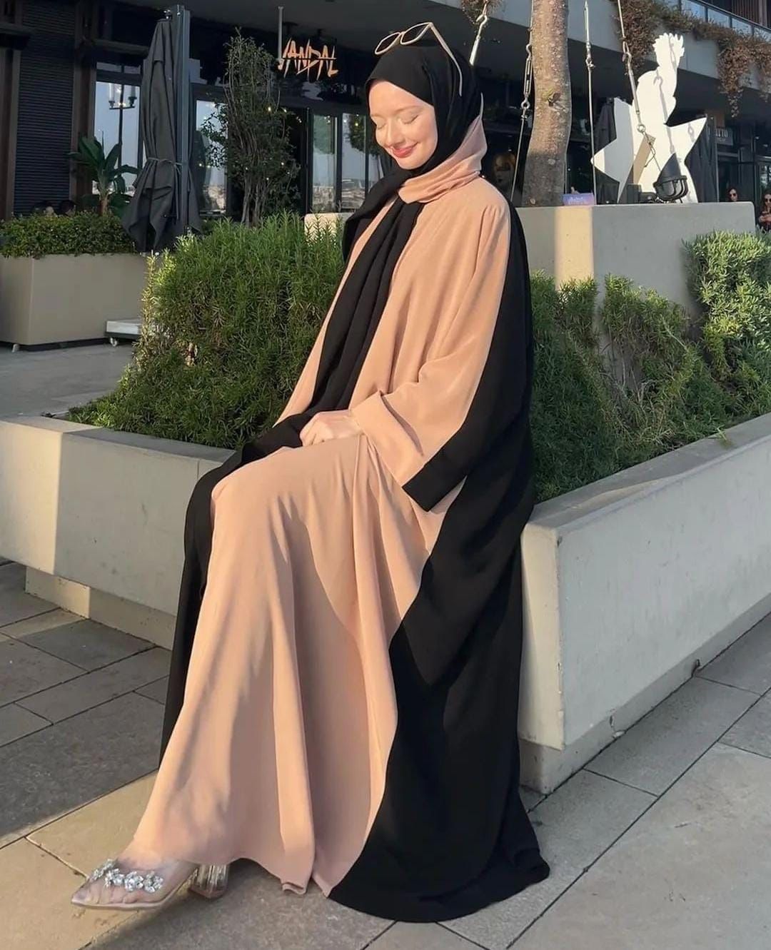 Graceful Abaya With Staller