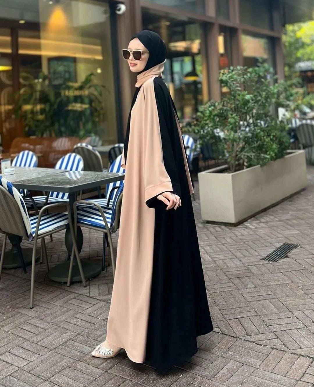 Graceful Abaya With Staller