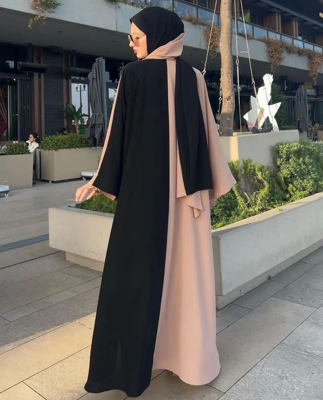 Graceful Abaya With Staller